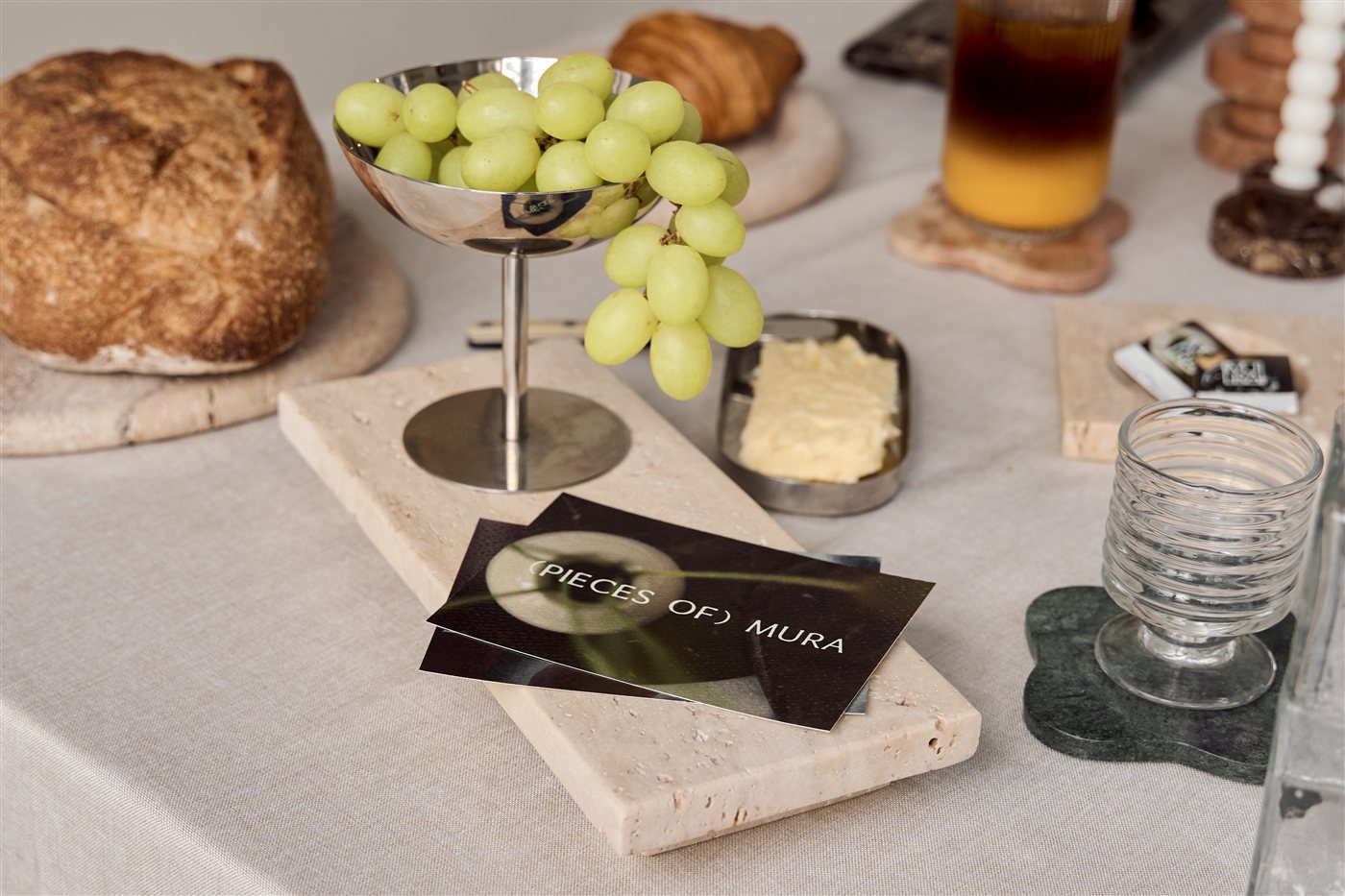 Mesa con piezas de (Pieces of) Mura