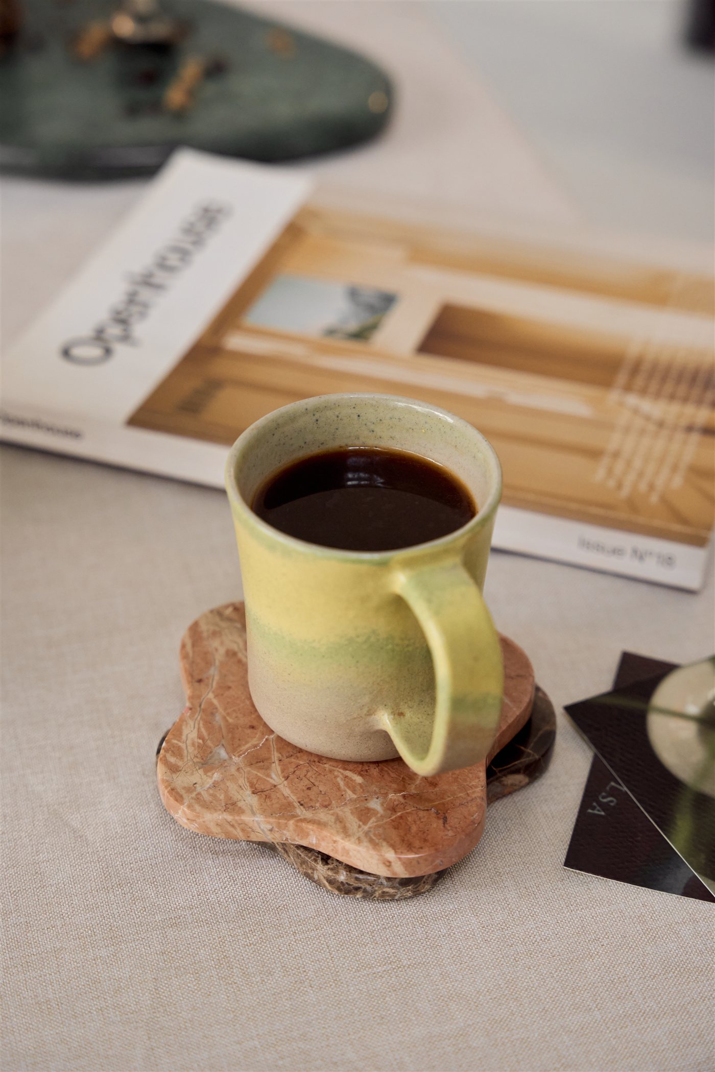 Taza junto a piezas de (Pieces of) Mura