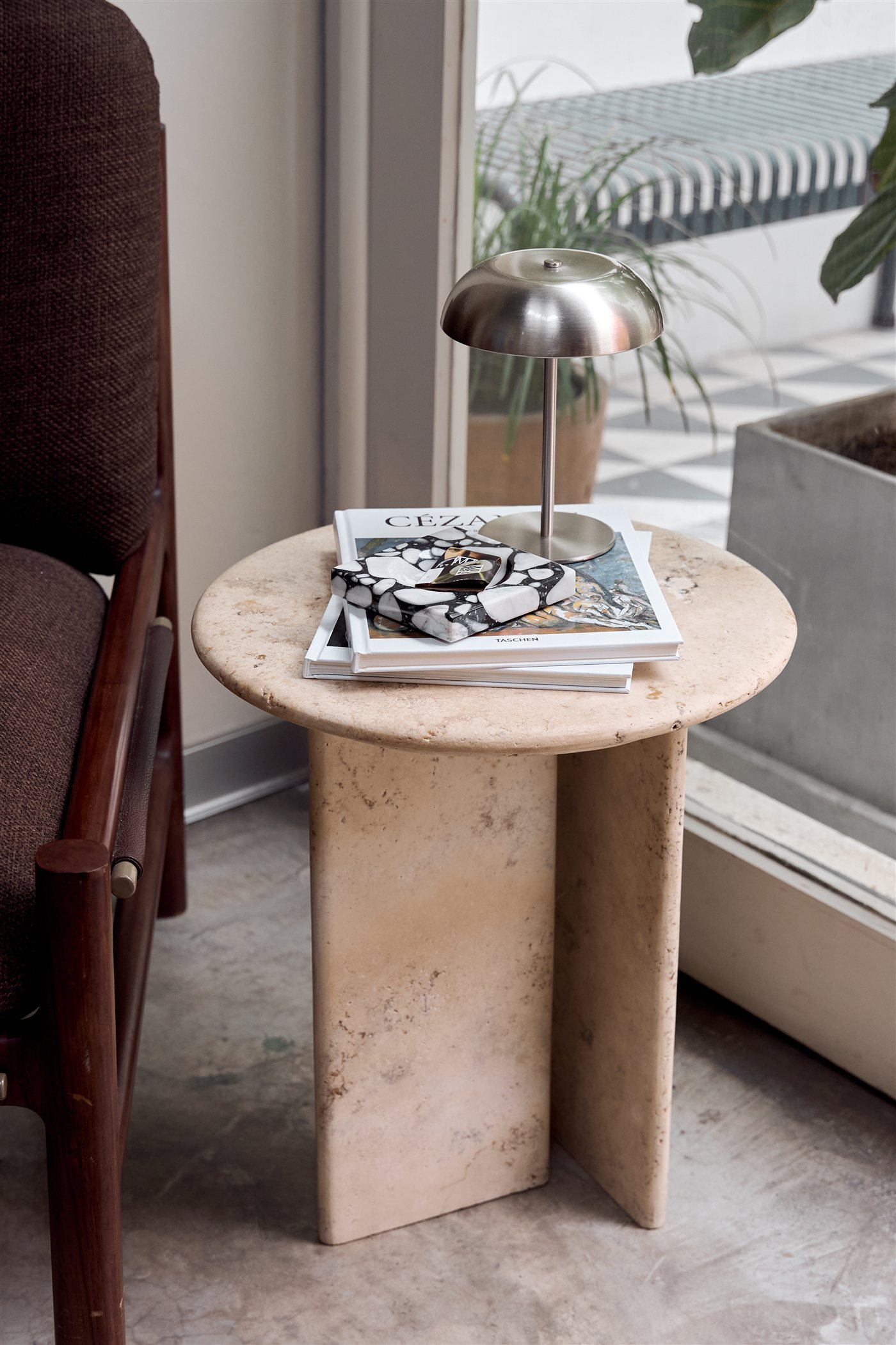 Mesa auxiliar en travertino — (Pieces of) Mura