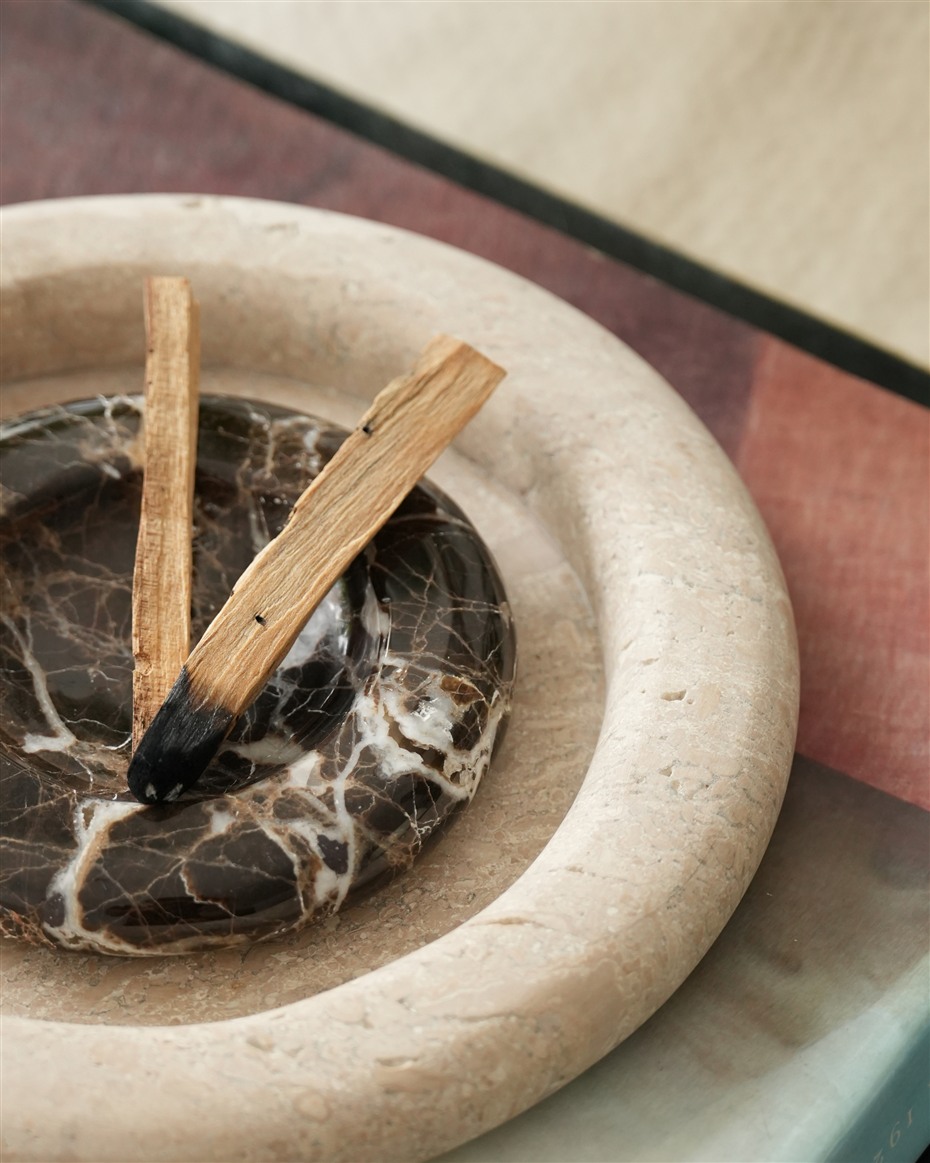 Detalle de pieza redonda en travertino y mármol con palo santo — (Pieces of) Mura