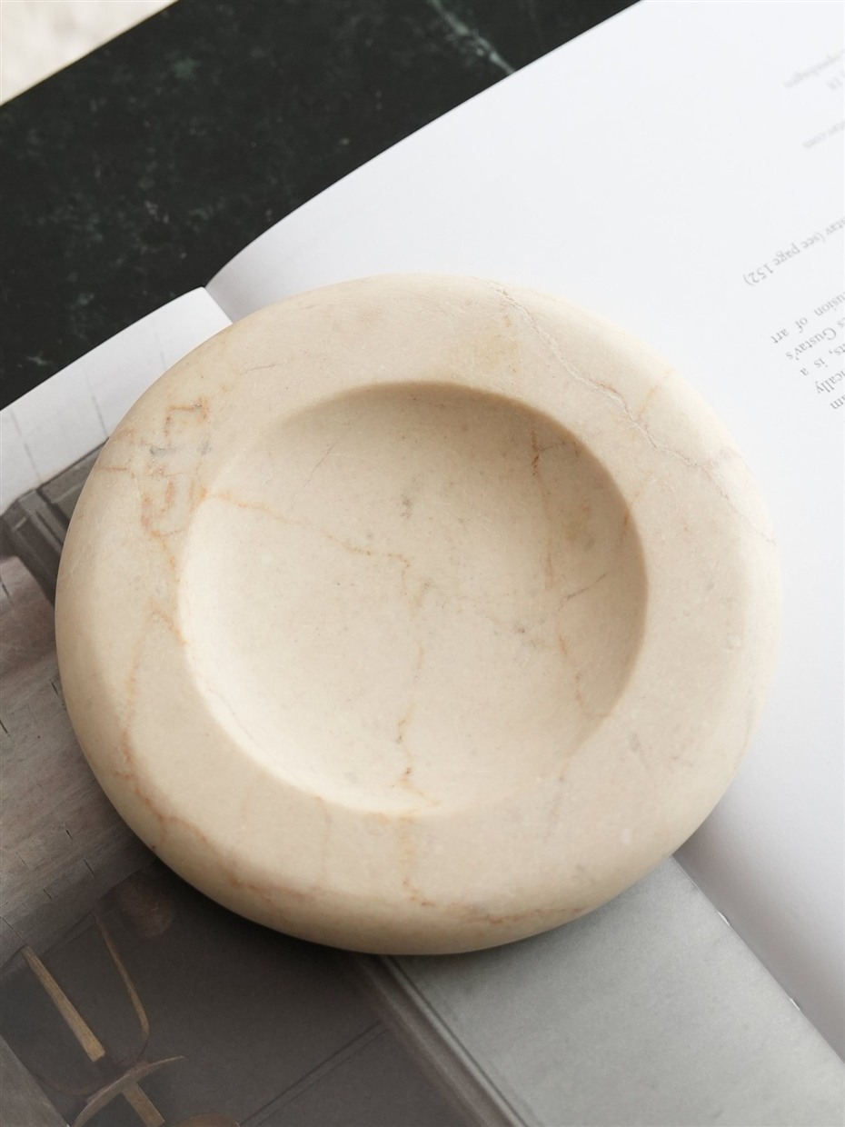 Pieza en travertino crema — (Pieces of) Mura