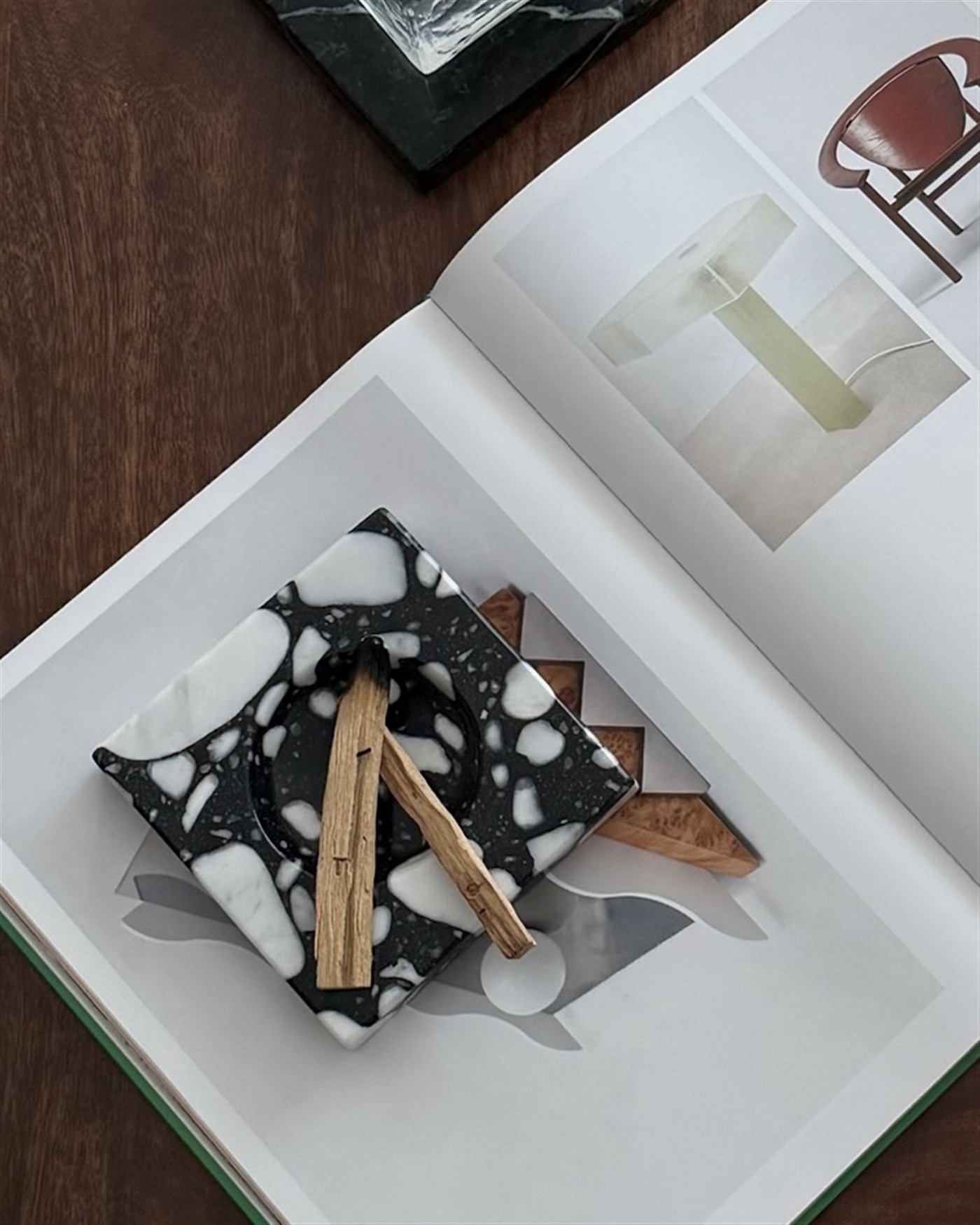 Pieza en granito con palo santo — (Pieces of) Mura